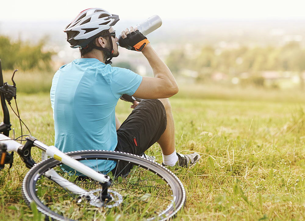 Ciclista che beve fondamentale durante l’allenamento di endurance