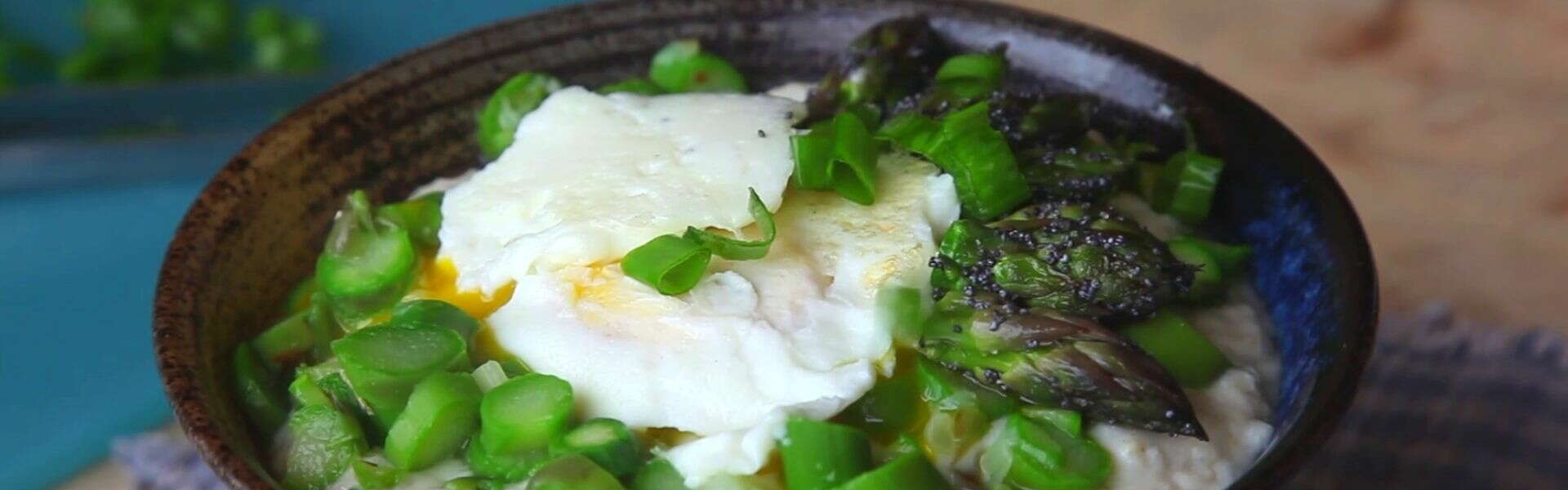 Ricetta Porridge Proteico con Asparagi e Uovo in Camicia