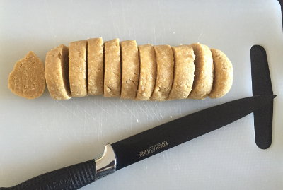 Couper la pâte en tranches pour les biscuits