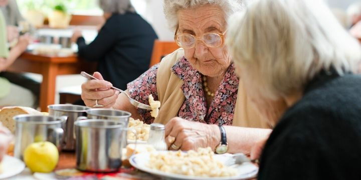 Anziani che mangiano