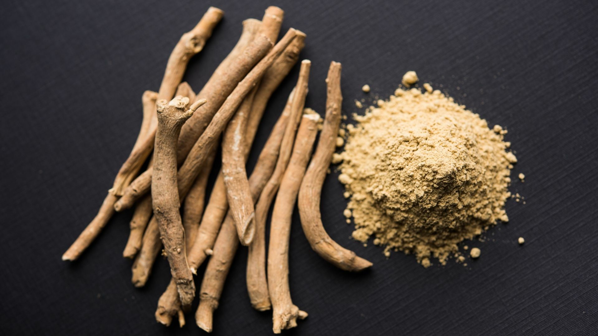 Ashwagandha Wurzeln und Pulver