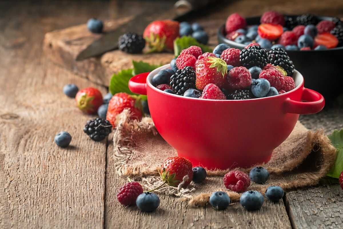 bayas y frutos rojos en un tazón