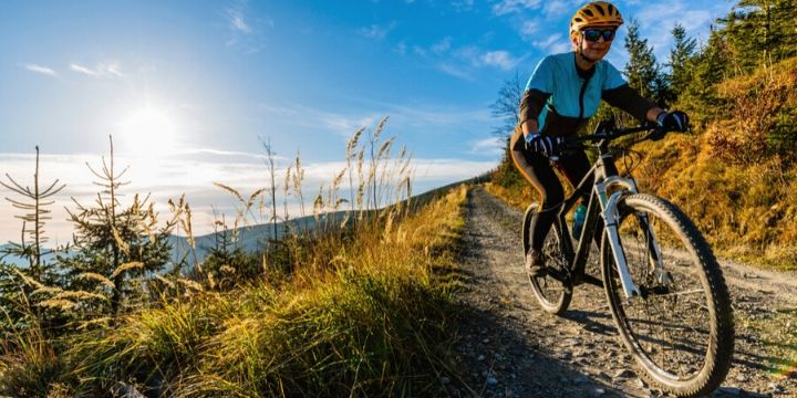 Donna che va in bicicletta