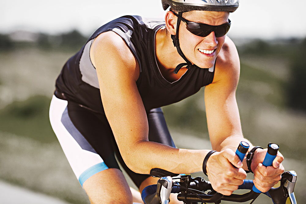 Cycliste en entraînement avec vélos de course