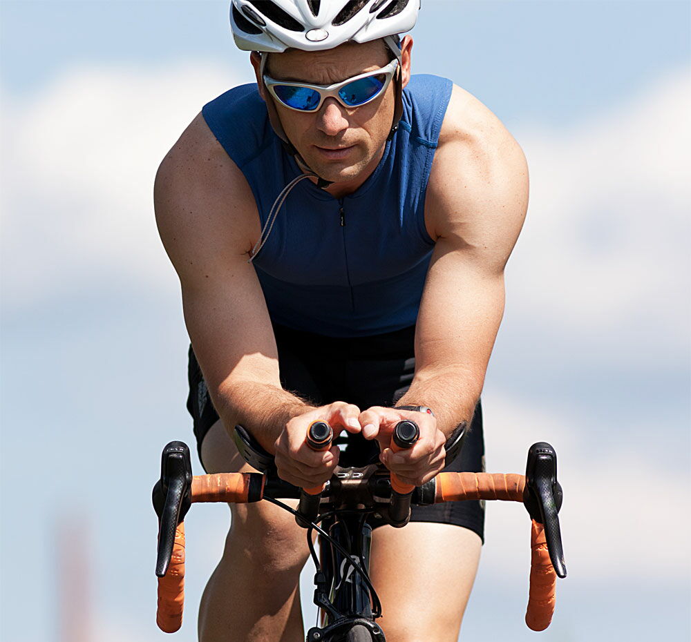 Ciclista su strada per potenziamento arti inferiori