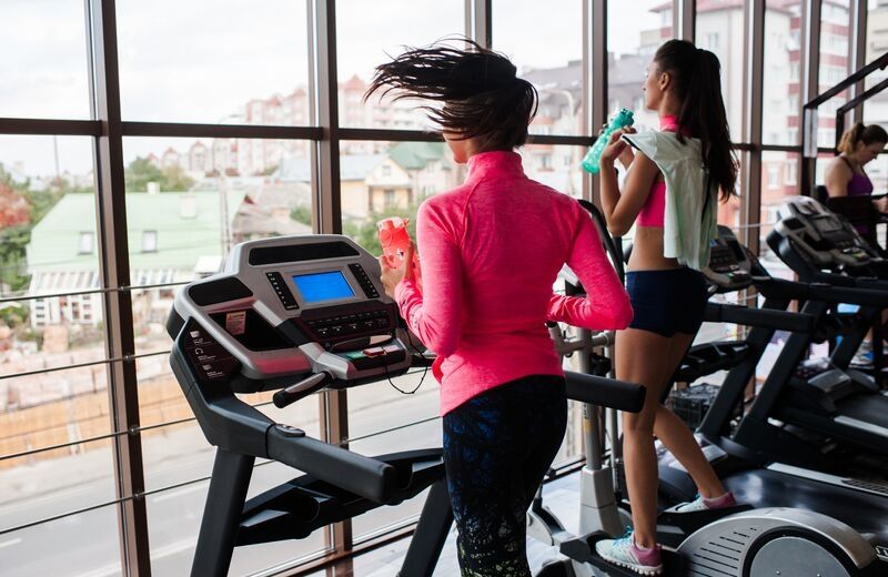 chicas haciendo cardio en el gimnasio