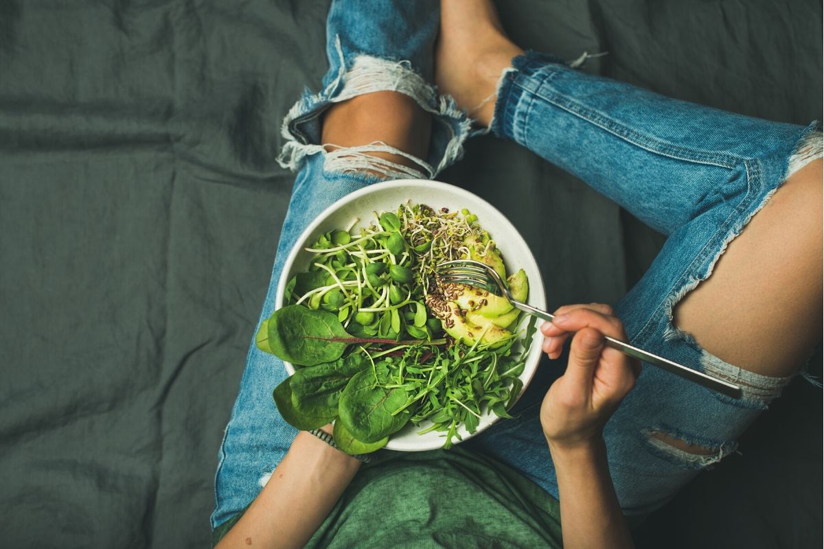 ragazza che mangia cibo vegano