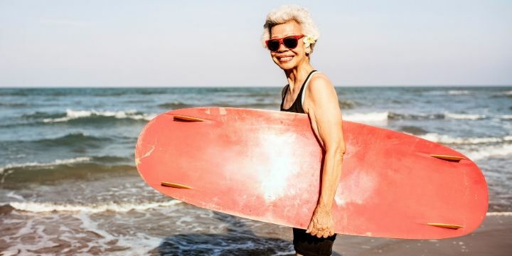 Donna anziana che fa surf