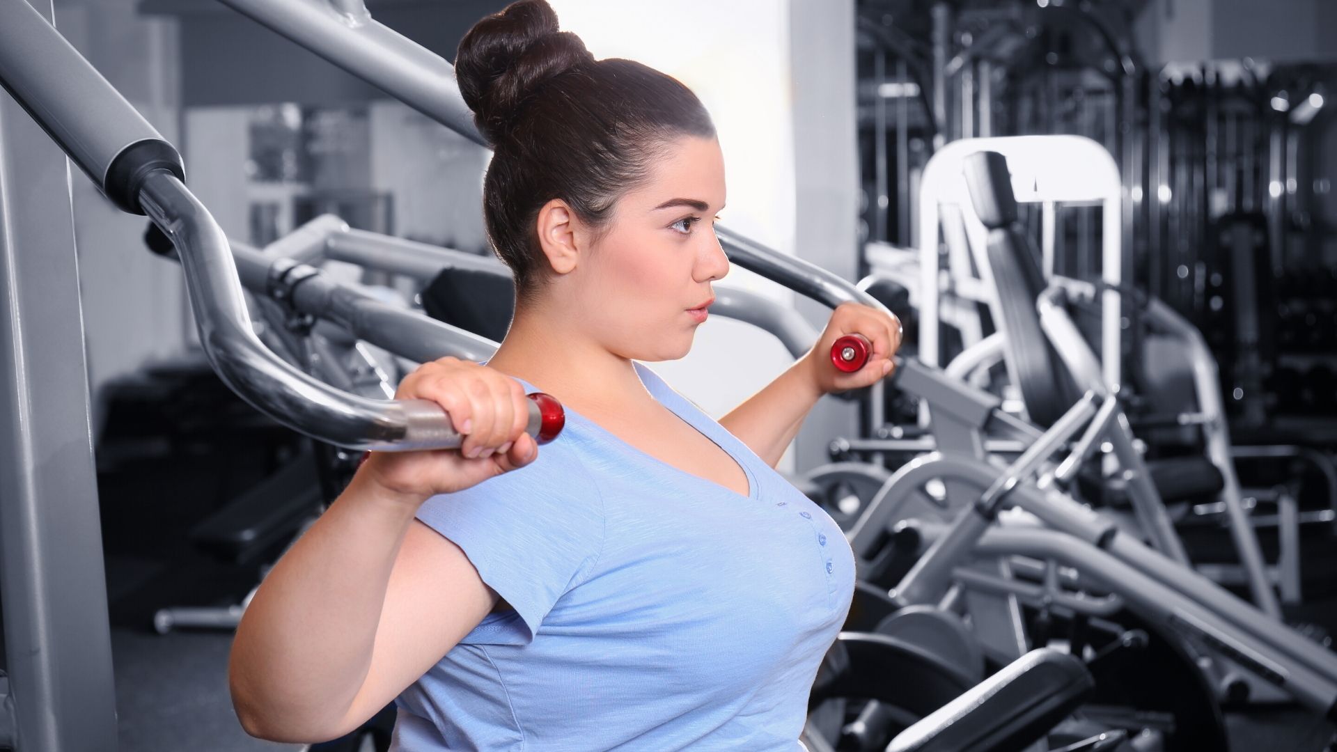 Übergewichtige Frau im Fitnessstudio