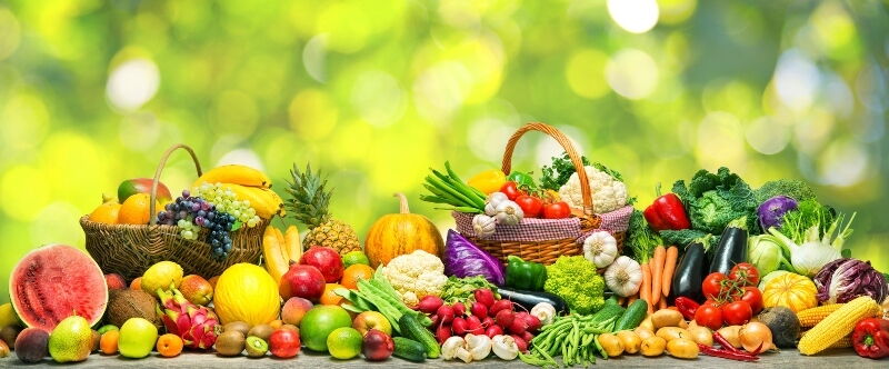 Bere e mangiare frutta fresca e verdure è una salutare abitudine