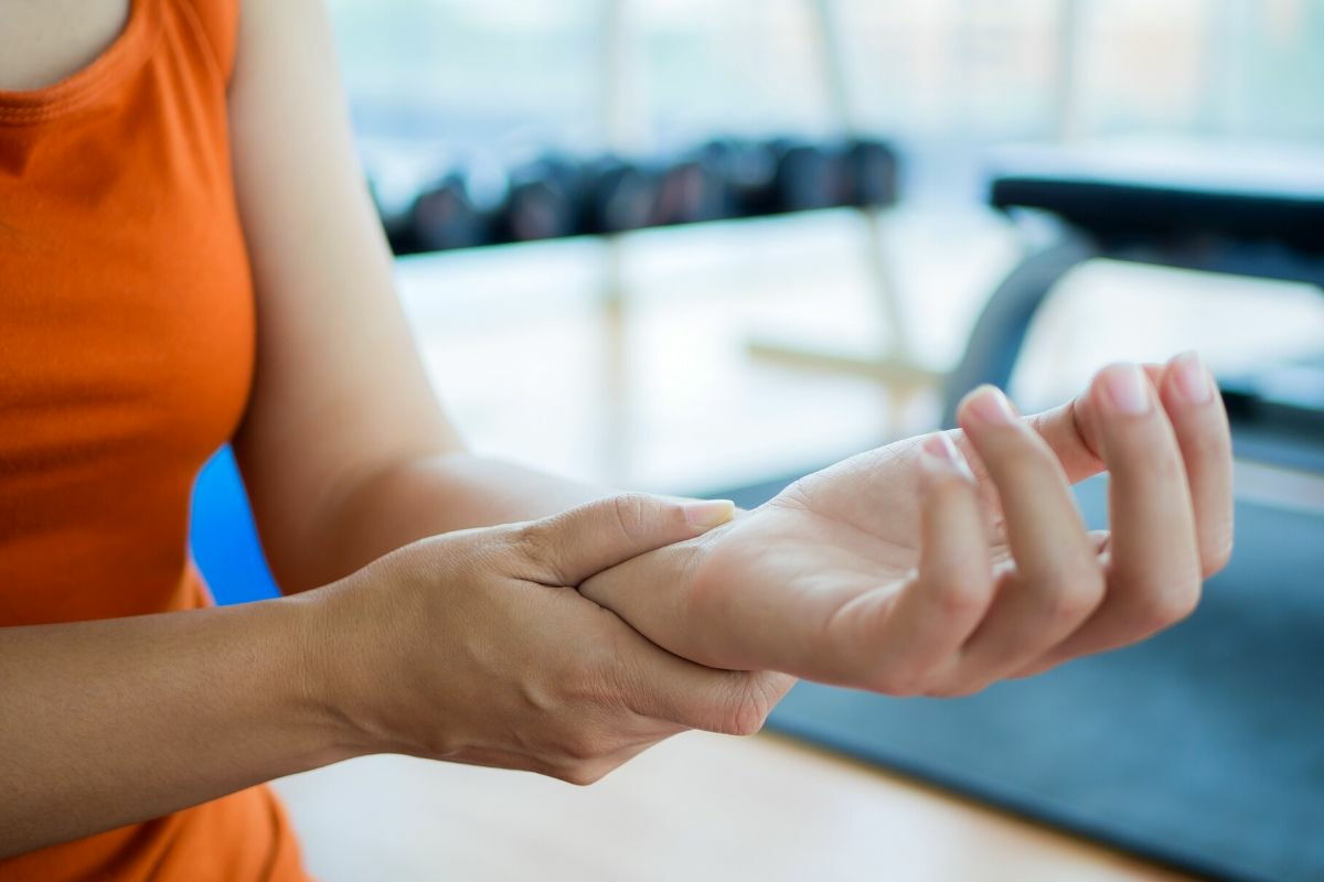 Ragazza con infortunio al polso in palestra