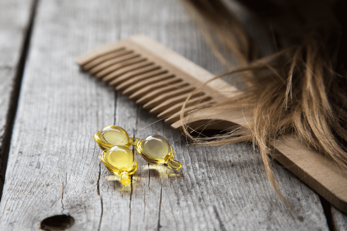 integratori per capelli su un tavolo di legno