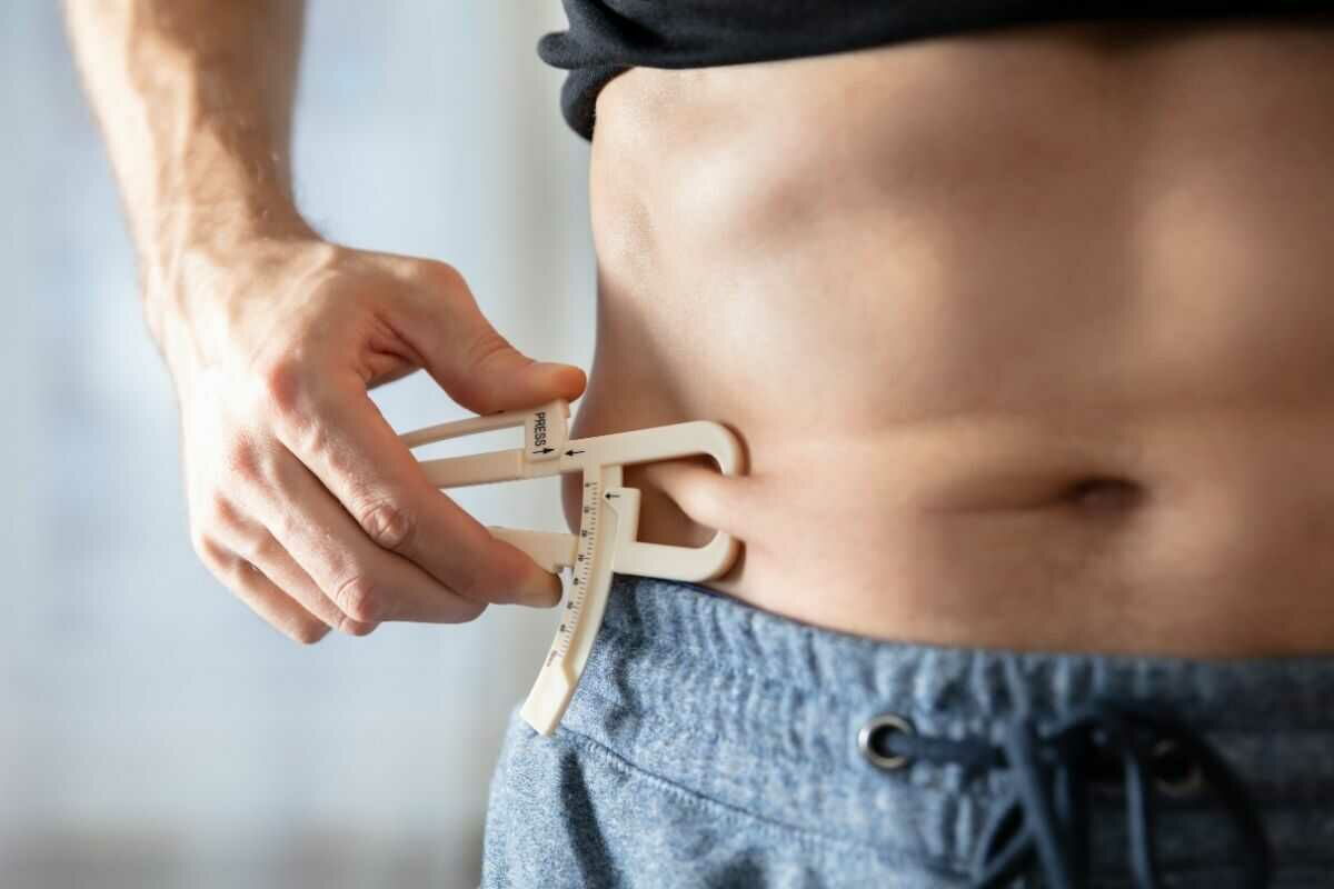 Garçon mesure la masse grasse sur l'abdomen