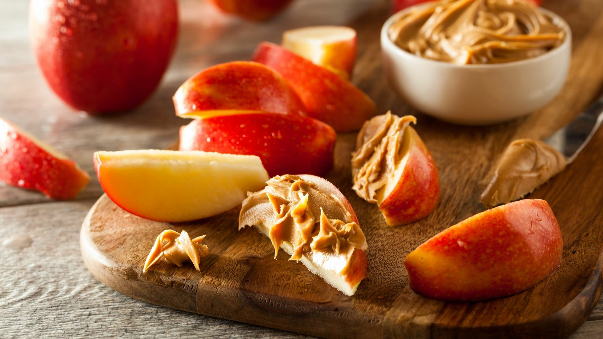 Snack aus Erdnusscreme und Äpfeln widerstehen