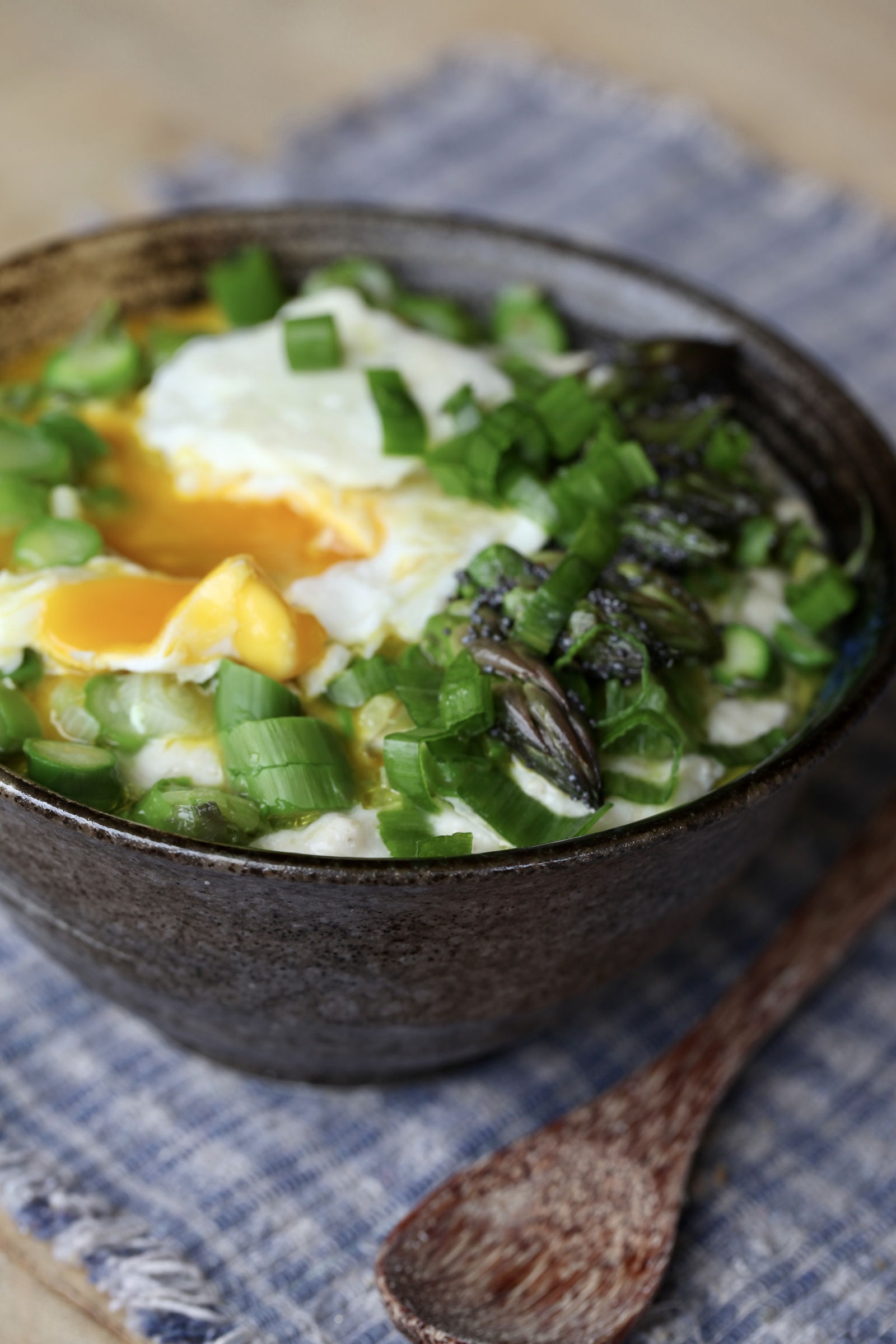 Porridge con asparagi e uovo