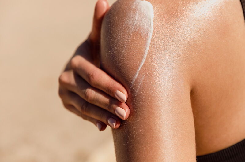 ragazza abbronzata in spiaggia