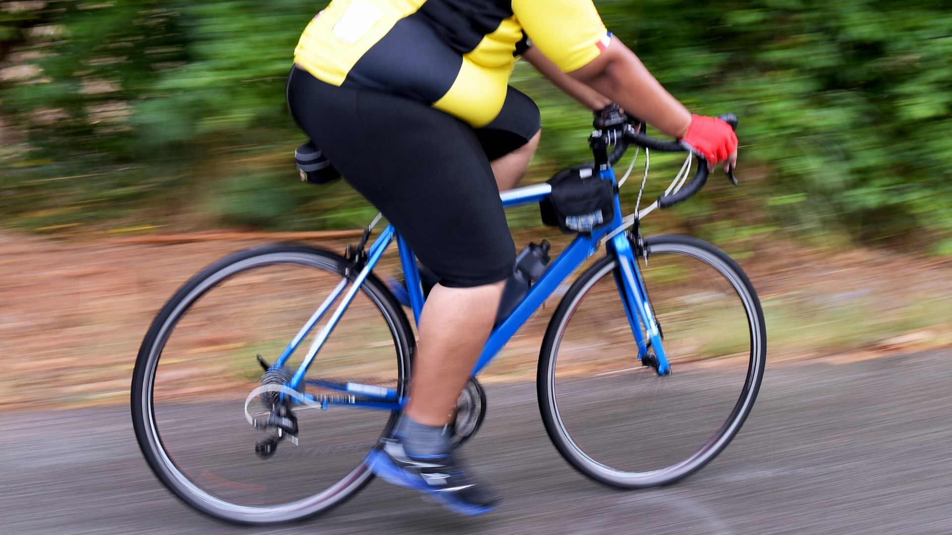 Hombre con sobrepeso en bicicleta