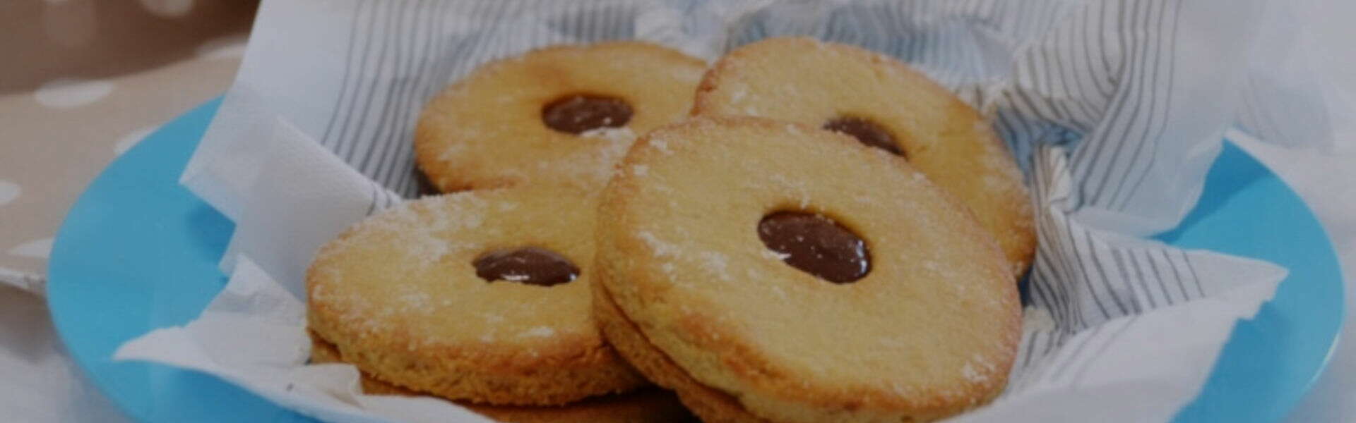 Occhi di bue: la ricetta dei biscotti con un cuore morbido che si scioglie in bocca