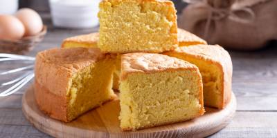 Torta soffice per la colazione al limone e mele