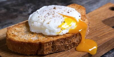 Le uova fanno bene? Quante calorie contengono e quando mangiarle