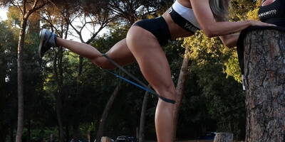 Esercizi con gli Elastici per Glutei Alti e Sodi