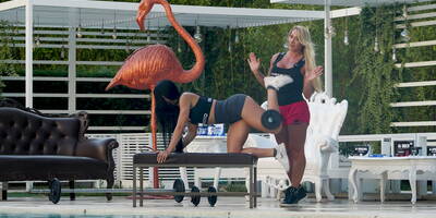 Allenamento glutei con banda elastica con Cristiana & Yanela