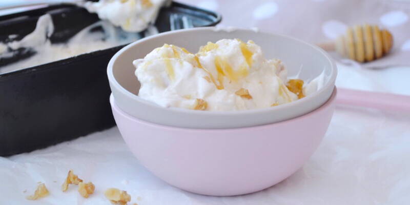Frozen Yogurt miele e noci: la ricetta passo passo per farlo in casa senza gelatiera