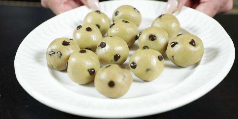 Cookie dough energy balls: le palline energetiche alle mandorle e gocce di cioccolato