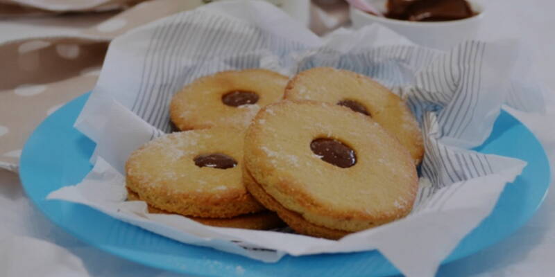 Occhi di bue: la ricetta dei biscotti con un cuore morbido che si scioglie in bocca
