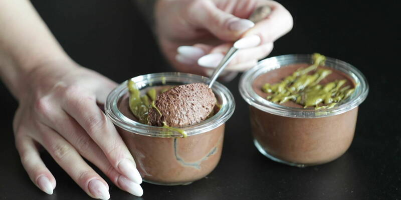 Vegan pistachio and chocolate mousse