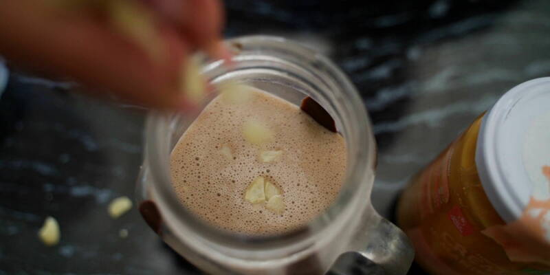 Chocolate and Almond Smoothie | The healthy recipe ready in one minute